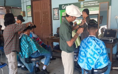 WARTA SMANDA: Cukur Gratis di SMAN 2 Malang untuk Menjaga Ketertiban